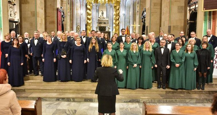 Gnieźnieńskie chóry w katedrze na zakończenie koncertu