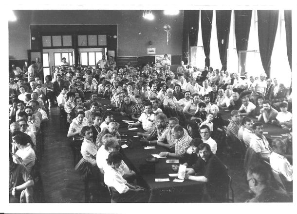 Zebranie przedwyborcze w Garbarni (27.05.1989 r.); w głębi, na tle napisu „Solidarność” – autor artykułu