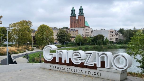 jesień gniezno jezioro jelonek park piastowski napis