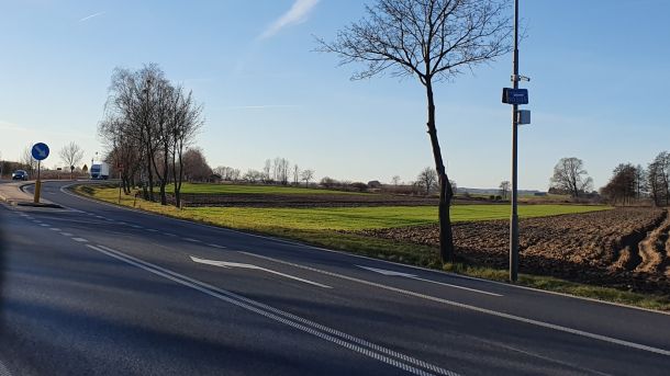 Na odcinku drogi widoczny słup oświetleniowy wraz z tabliczką oznakowaną GPR