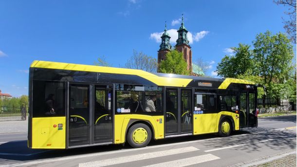 Autobus MPK Gniezno na ul. Łaskiego. W tle katedra