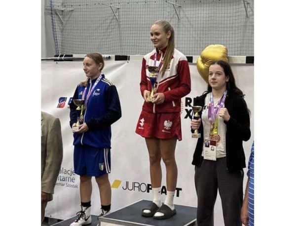 Amelia Urban na podium (pośrodku) / zdjęcie nadesłane