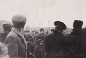 9. Zdjęcie z tłumu - wojsko na targowisku.