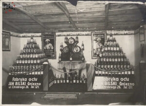 Ekspozycja wyrobów fabryki Jana Bilskiego na wystawie w 1936 roku. Źródło: Interaktywne Muzeum Gniezna, Muzeum Początków Państwa Polskiego