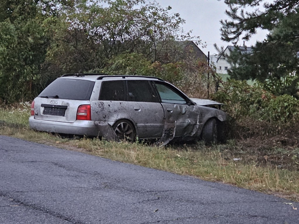 Auto wypadło z drogi i staranowało płot