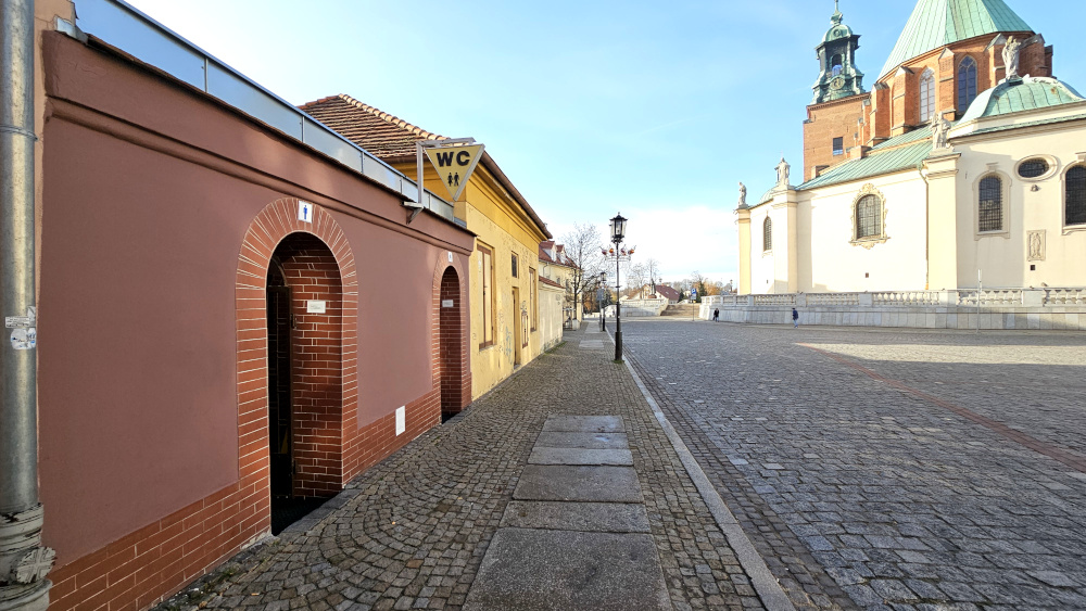 Zamknięcie toalety przy ul. Tumskiej. Rusza remont – będzie o połowę taniej