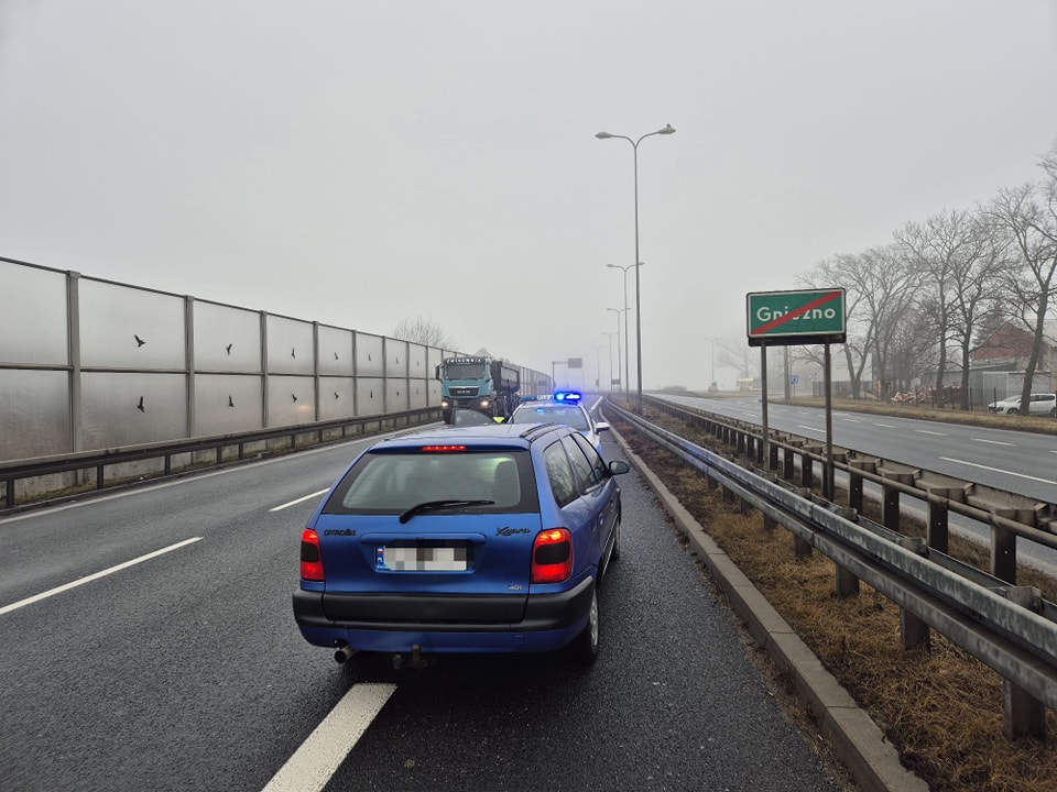 Jechała w kierunku S5 pod prąd. Drogę zajechał jej radiowóz