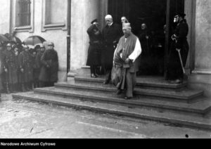Prezydent RP Stanisław Wojciechowski wychodzi z katedry wraz z bp. Antonim Laubitzem, źródło: NAC