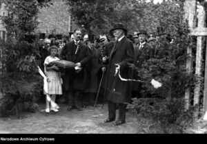 Prezydent RP Stanisław Wojciechowski dokonuje przecięcia wstęgi, otwierając Wystawę Rolniczo-Przemysłowo-Rzemieślniczą w Gnieźnie, źródło: NAC