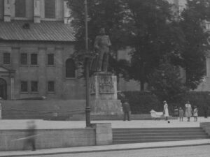 Pomnik Bolesława Chrobrego z brązu, ustawiony w 1929 roku, źródło: NAC