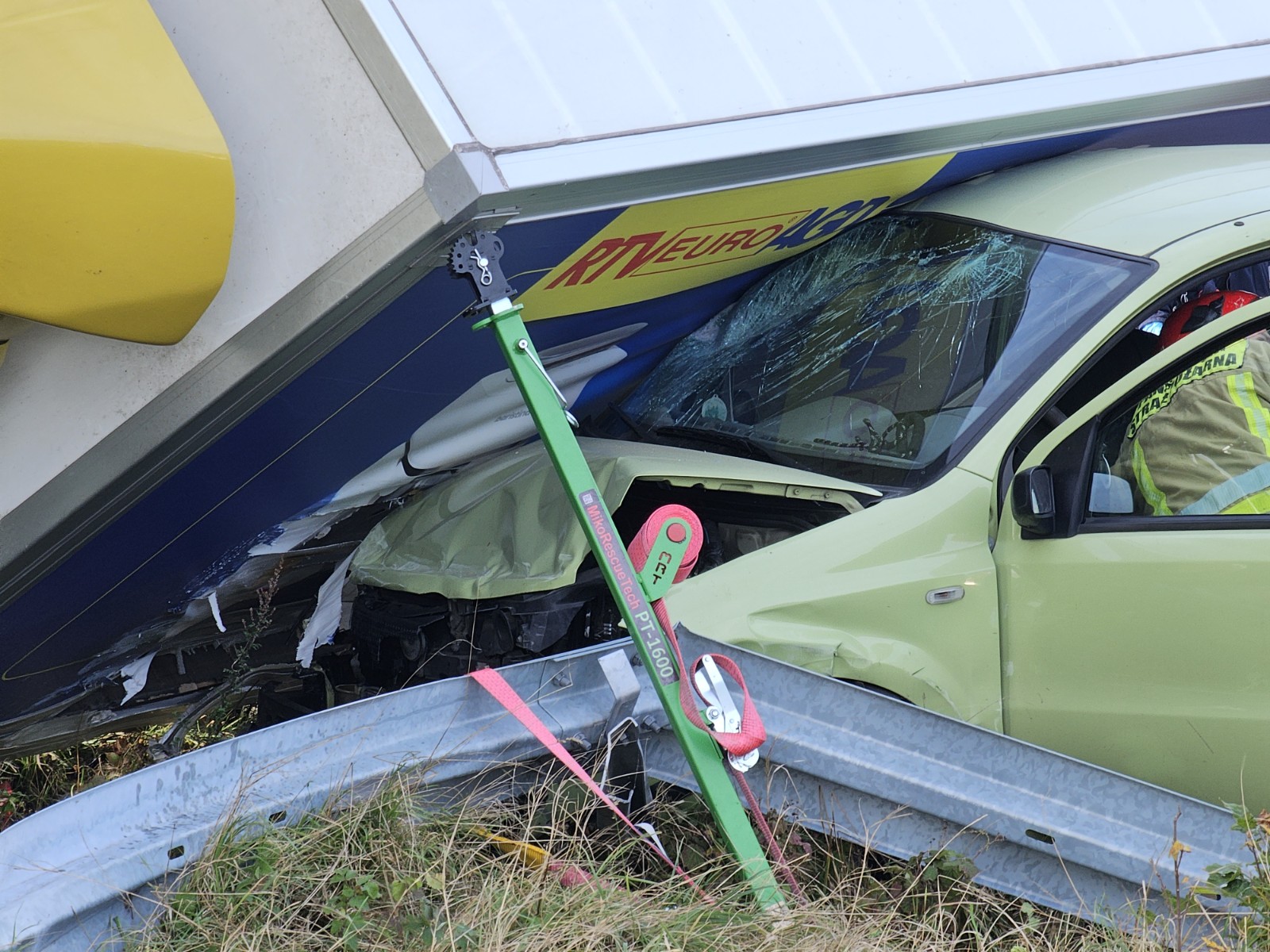 Wypadek w Bojanicach – po zderzeniu dostawczak przewrócił się na auto