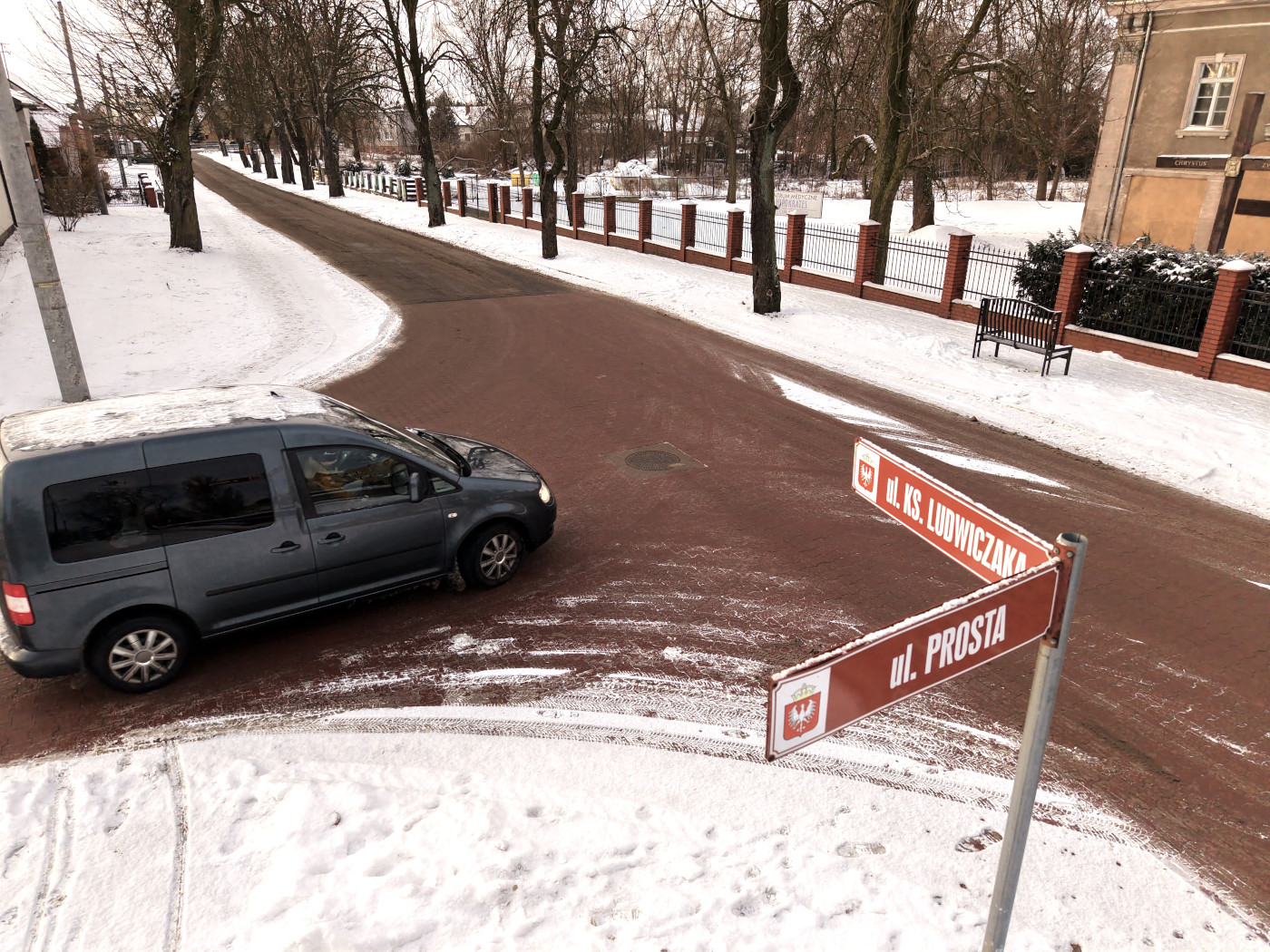 Podniesiono skrzyżowanie ul. ks. Ludwiczaka i Prostej.