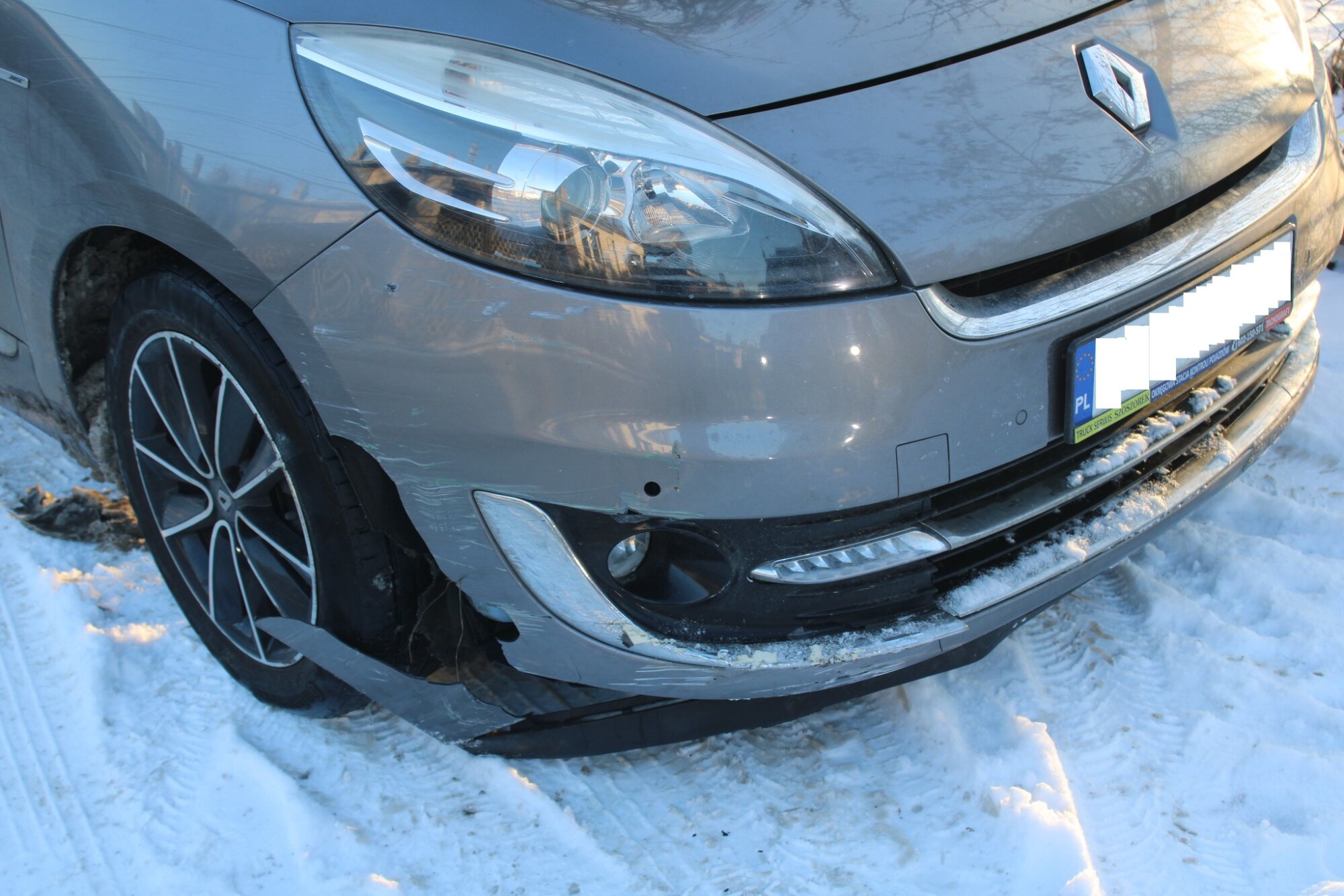 Pijany 24-latek jechał osiedlowymi ulicami. Zatrzymał go płot i policjant po służbie