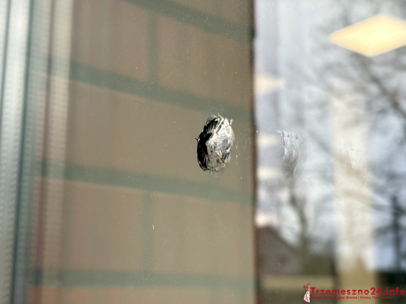 Uszkodzona szyba na odnowionym dworcu. Dwoma strzałami