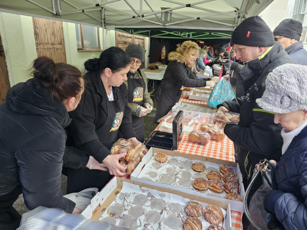 Pączki od wiejskich gospodyń z ogromnym zainteresowaniem
