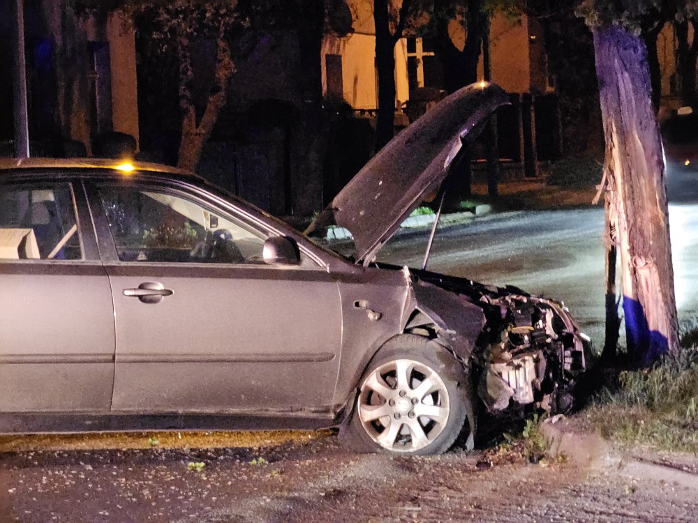 Pijany 48-latek stracił panowanie nad autem i uderzył w drzewo