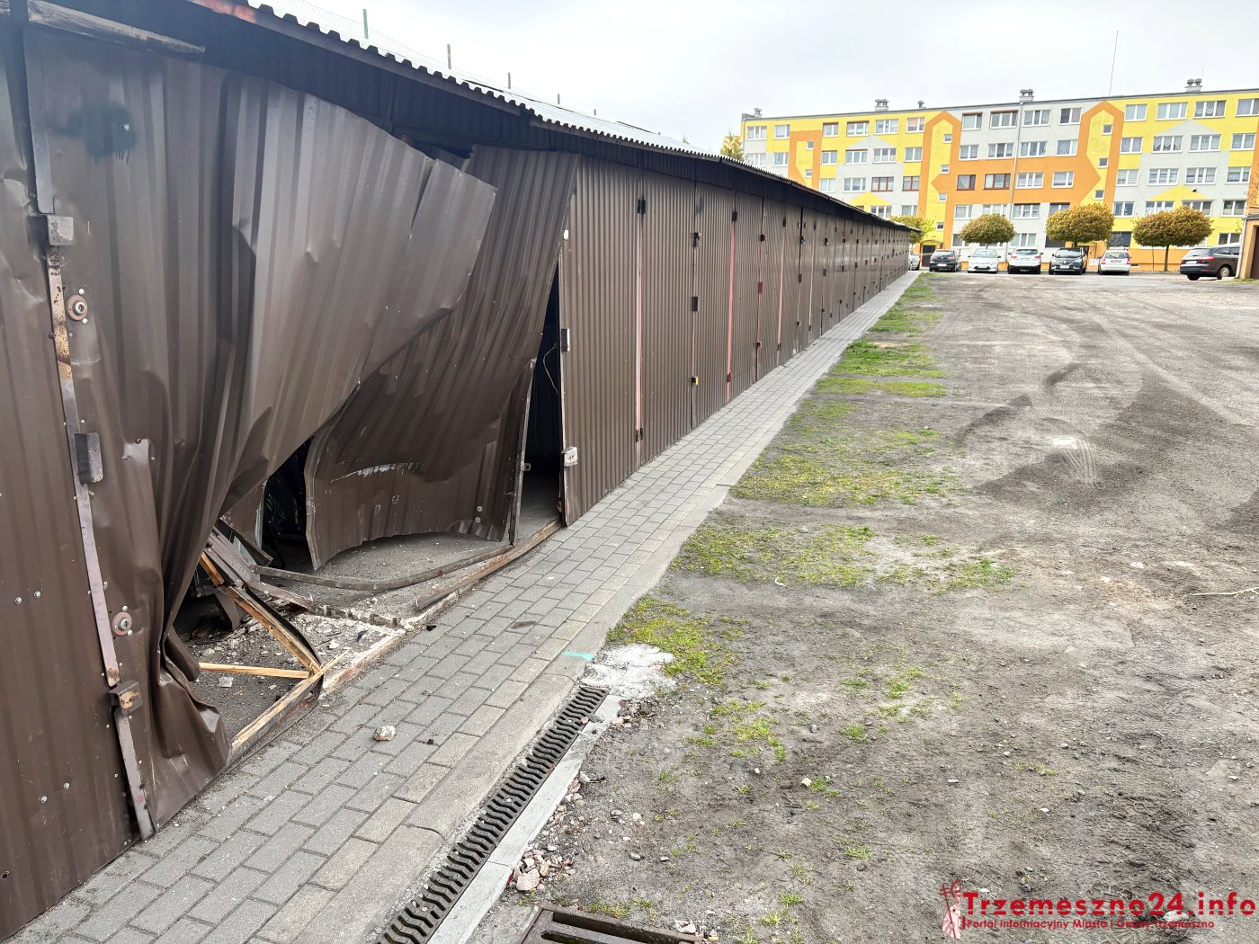 Driftował między garażami. Nie opanował mocy, staranował bramy i uciekł