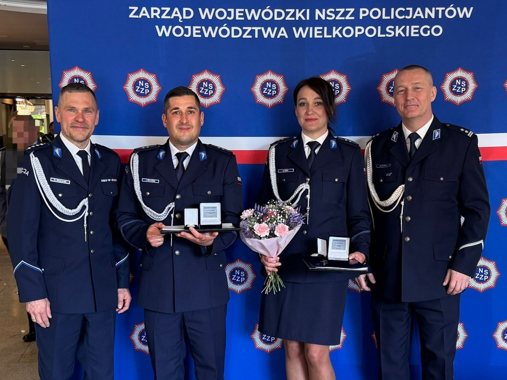 Uratowali życie dziewczynce. Funkcjonariusze otrzymali „Kryształową Gwiazdę”