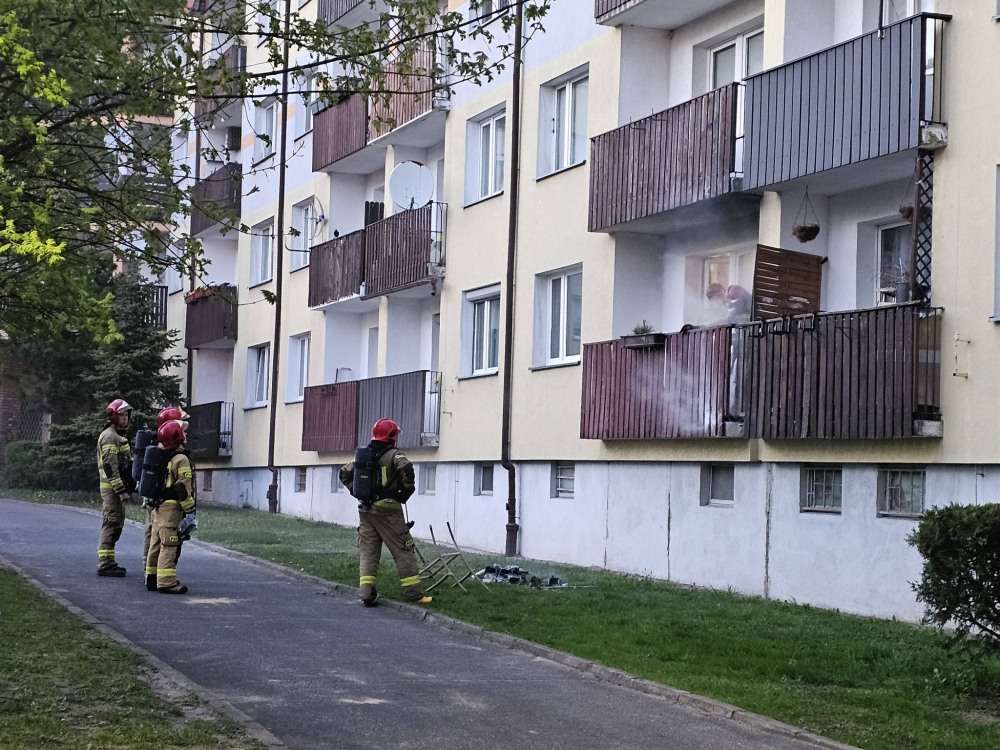 Wieczorny pożar na balkonie bloku