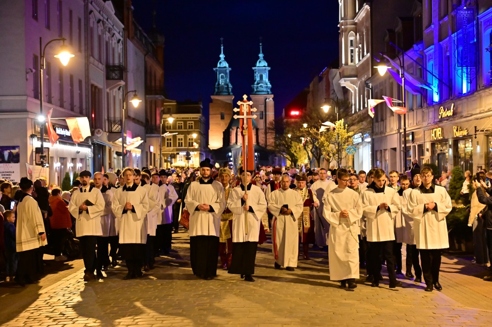 Wieczorna procesja odpustowa ulicami Gniezna