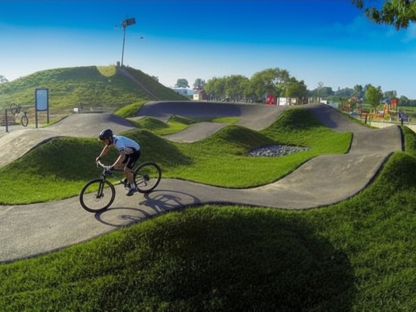 W Czerniejewie zbudują pumptrack. Młodzi będą mieli gdzie trenować