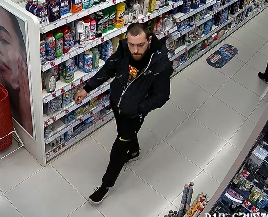 Wszedł do sklepu i wyniósł towaru za ponad 2,5 tys. złotych. Jest poszukiwany