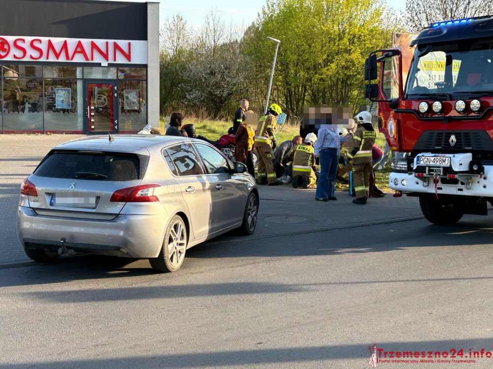 Zjeżdżała na sklepowy parking. Wtedy w auto uderzył nastolatek na motorowerze