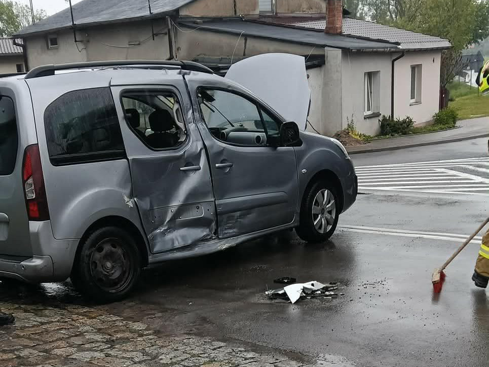 Zderzenie ciężarówki i samochodu osobowego