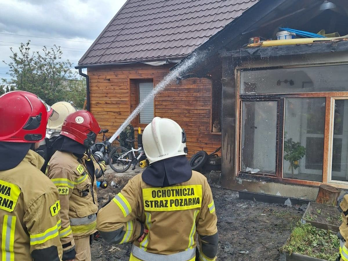 Zapaliło się auto – zaraz potem ogień doszedł do domu