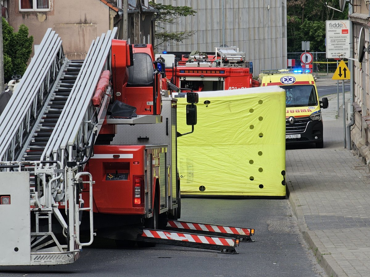 Mężczyzna na dachu kamienicy. Interwencja służb w niedzielny ranek