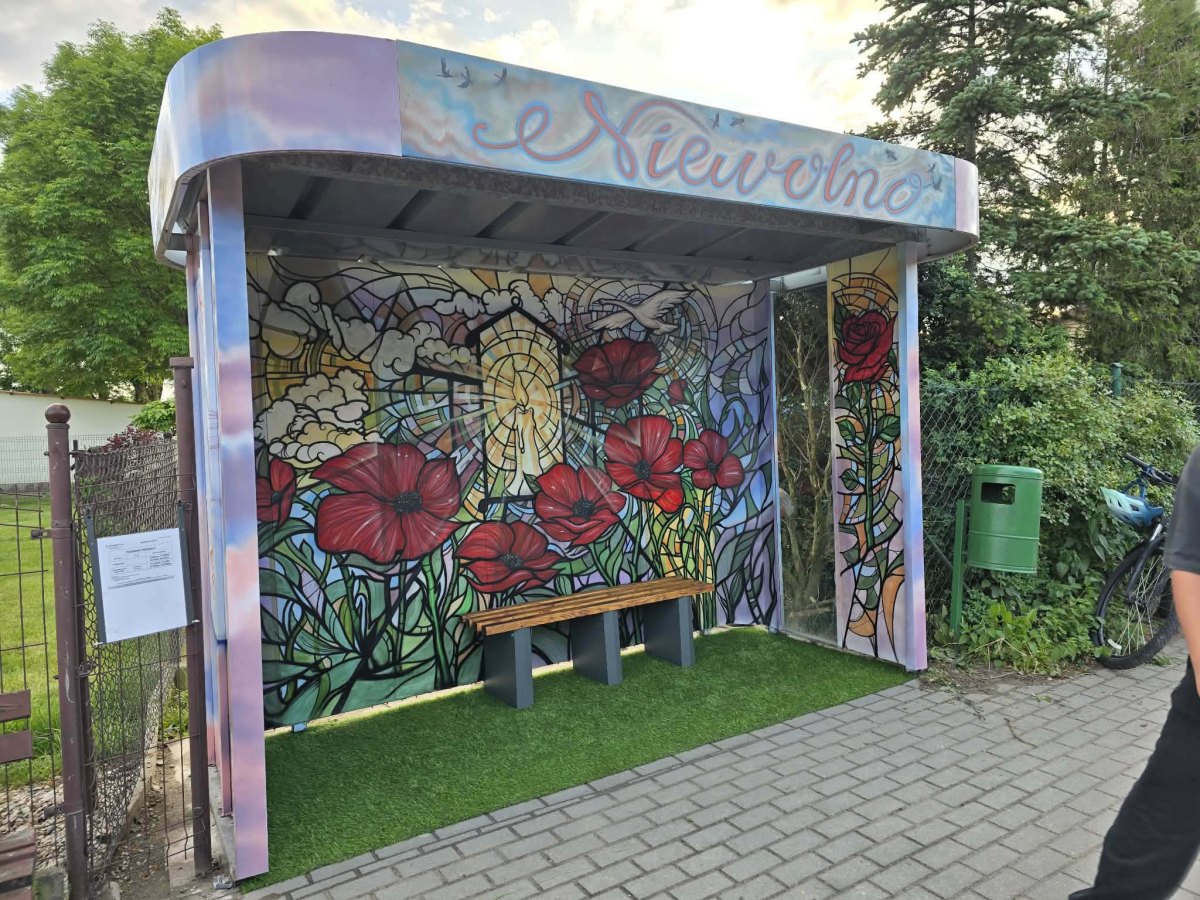 Przystanek autobusowy w Niewolnie stał się małym dziełem sztuki