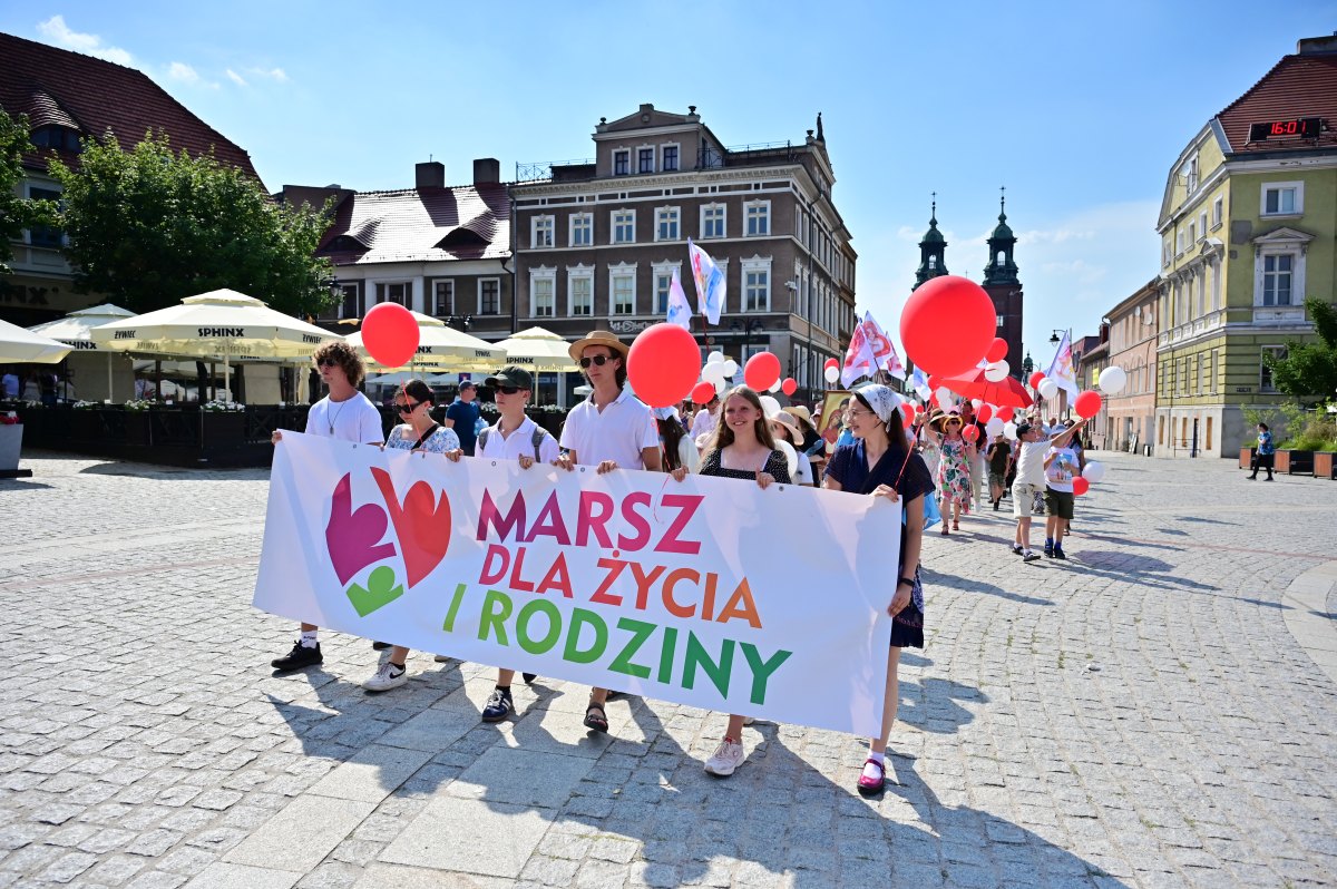 Marsz dla Życia i Rodziny przeszedł ulicami Gniezna. Z powodu upału skrócono trasę