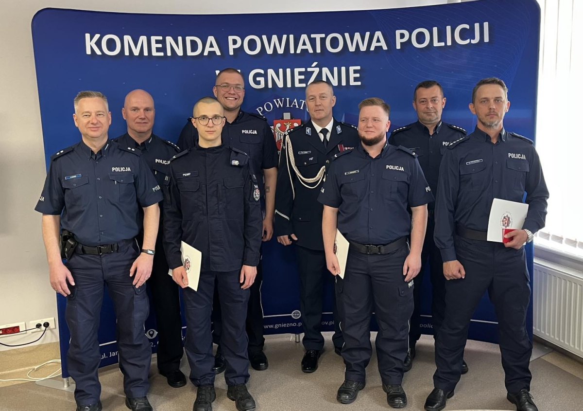 Policjanci z Gniezna odebrali akty mianowania na wyższe stopnie służbowe