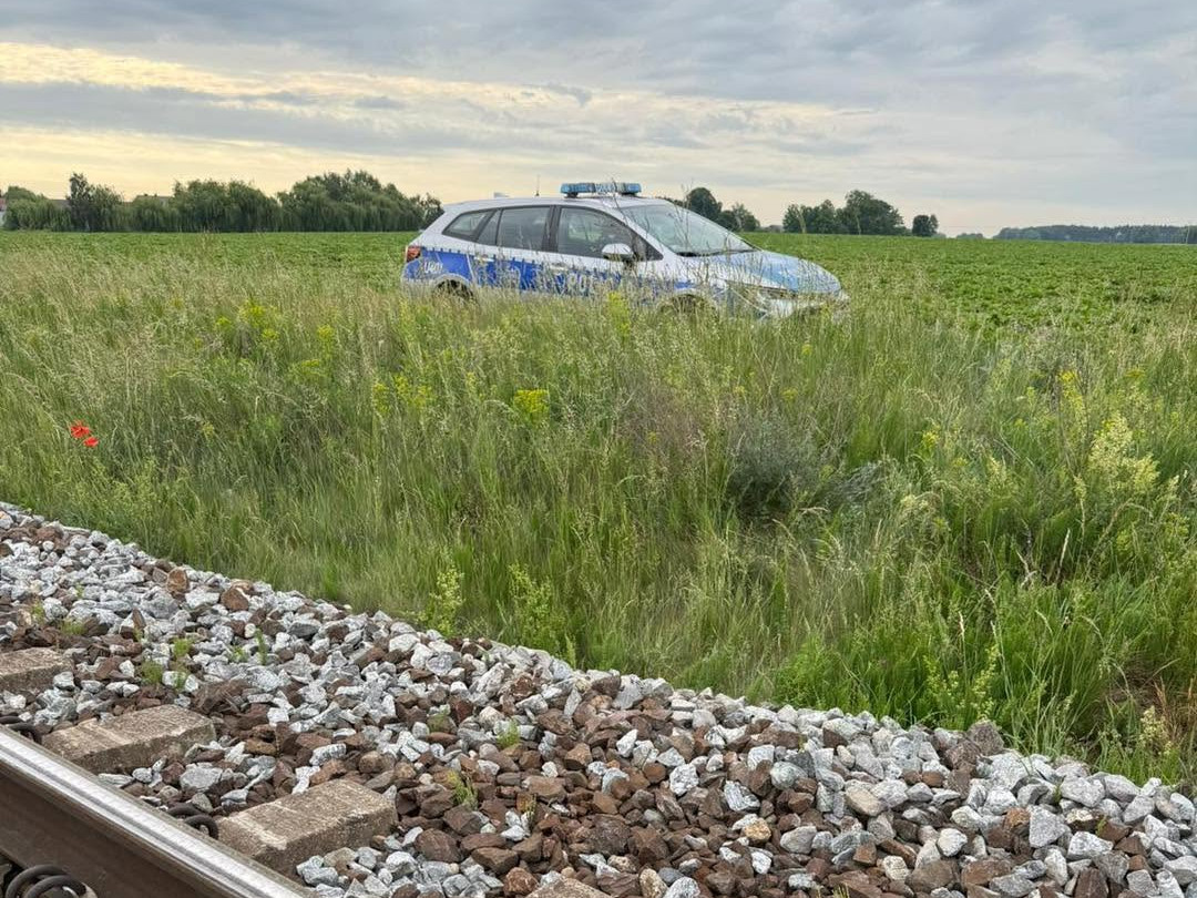 Szedł torami przed jadącym pociągiem i nie reagował na polecenia. Maszynista pomógł policjantom obezwładnić mężczyznę