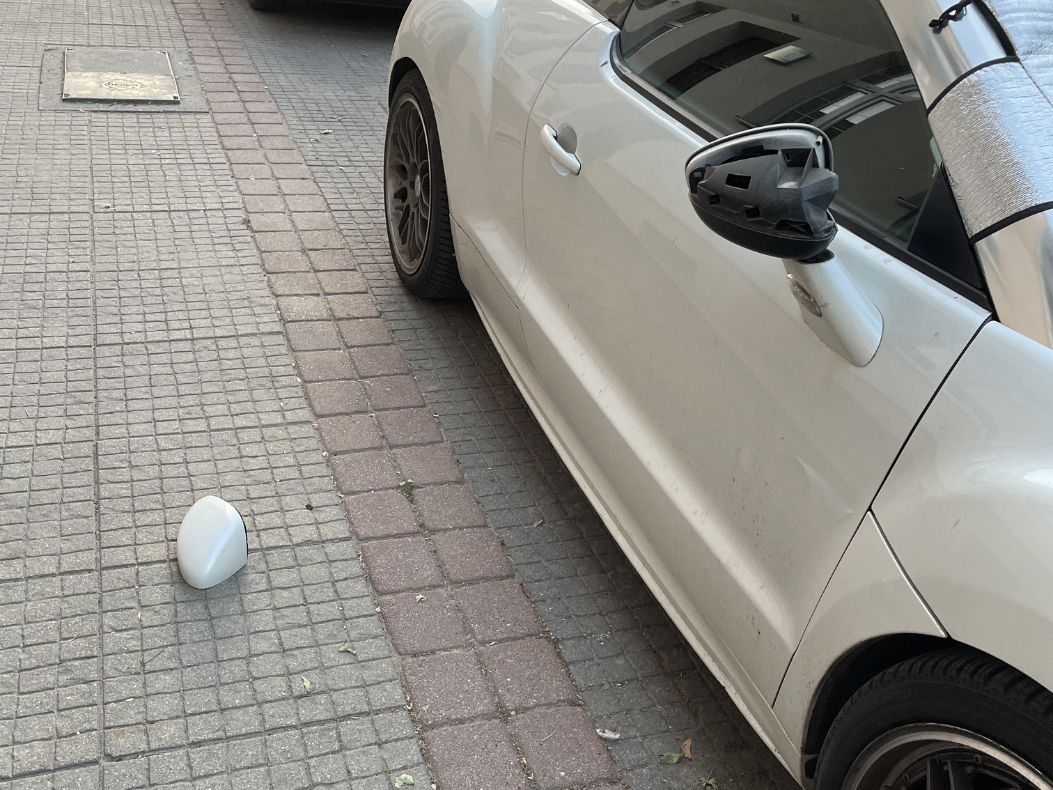 Wandale uszkodzili zaparkowane samochody na kilku ulicach w centrum Gniezna. Poszukiwani świadkowie