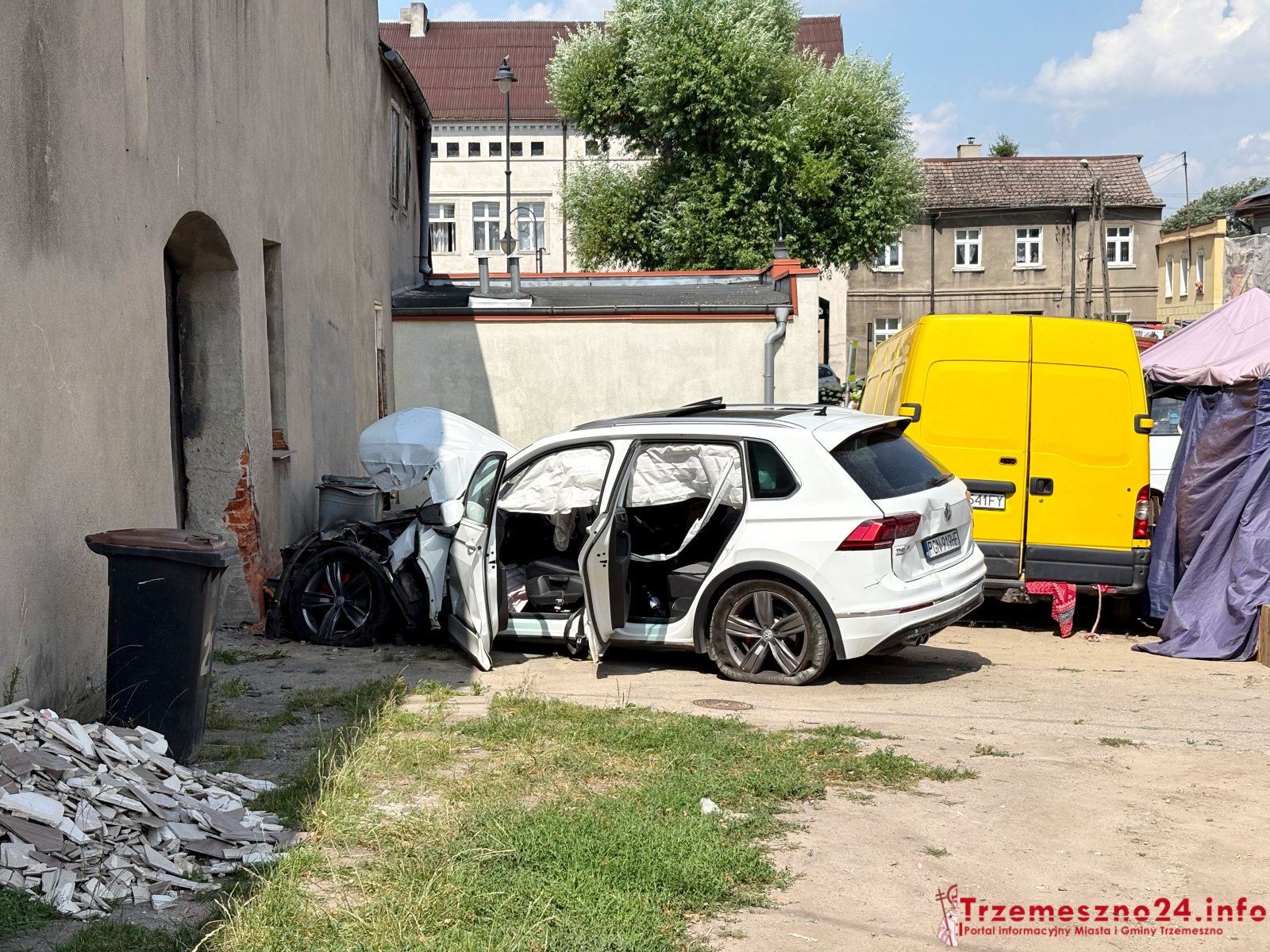 Samochód uderzył w inne auto, a potem w budynek