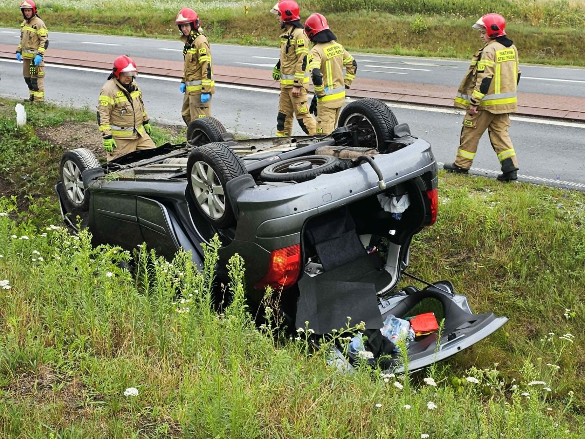 Zderzenie dwóch pojazdów na szosie przez Las Miejski. Peugeot dachował w rowie