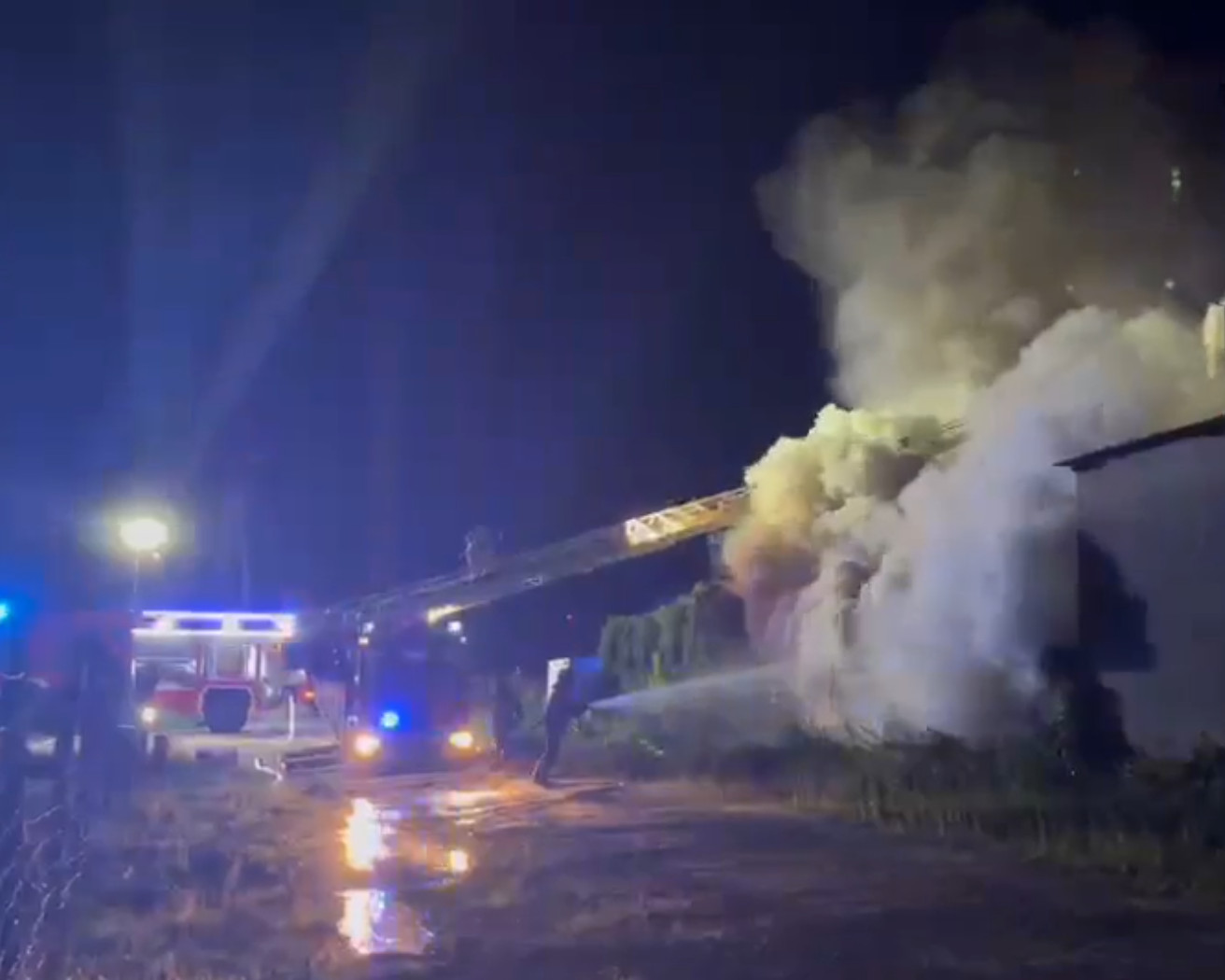 Nocny pożar altany i domu. W akcji kilka zastępów straży