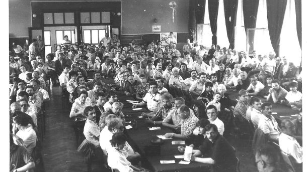 Zebranie przedwyborcze w Garbarni (27.05.1989 r.); w głębi, na tle napisu „Solidarność” – autor artykułu