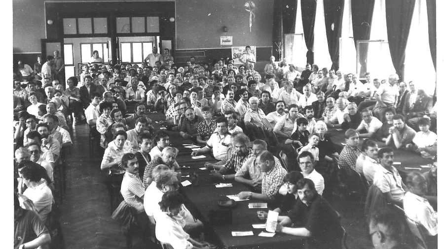 Zebranie przedwyborcze w Garbarni (27.05.1989 r.); w głębi, na tle napisu „Solidarność” – autor artykułu